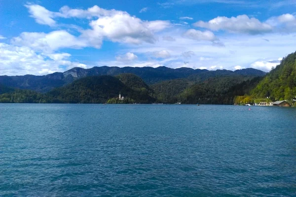 Pintoresco Lago Montaña Contra Cielo Azul —  Fotos de Stock