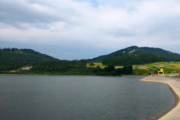 山間部の人工湖の眺め — ストック写真