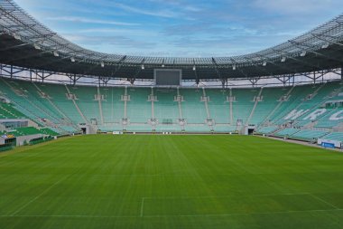 Wroclaw, Polonya, 1 Ağustos 2021: Yeşil futbol sahası olan güzel bir stadyum