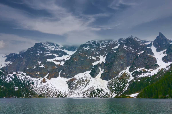 Pittoresca Vista Sul Lago Sulle Montagne Con Neve — Foto Stock