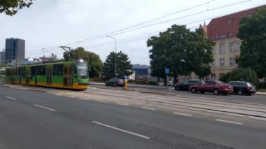 Poznan, Polonya, 12 Ağustos 2021: Modern tramvay. Şehirde güvenli bir çevre dostu taşımacılık