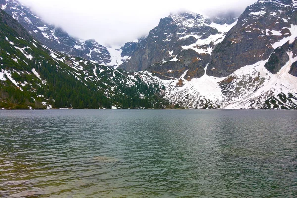 Bellissimo Lago Sullo Sfondo Una Montagna Con Neve — Foto Stock