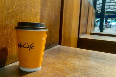 Wroclaw, Polonya, 15 Haziran 2021: Otobüs durağında bir bardak taze kahve. Sabahları hayat doluydum. Güne iyi bir başlangıç. Moralini düzeltiyorum