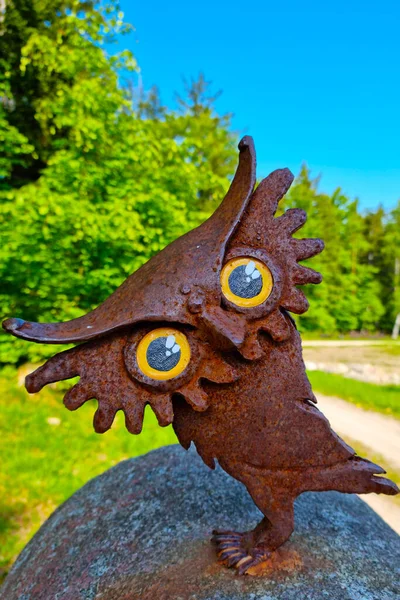 Búho Divertido Hecho Metal Una Piedra Parque — Foto de Stock