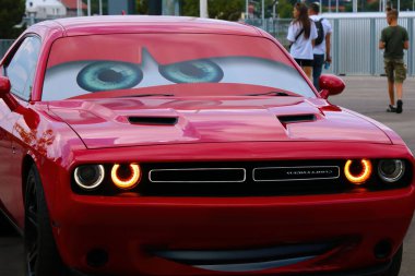 Wroclaw, Polonya, 12 Ağustos 2021: Güzel, güçlü araba Dodge Challenger