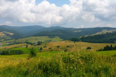 Kırsaldaki dağların resimli görüntüsü.