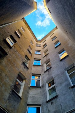 Eski bir evin güzel dar avlusu. Aşağıdan yukarıya bakıyor.