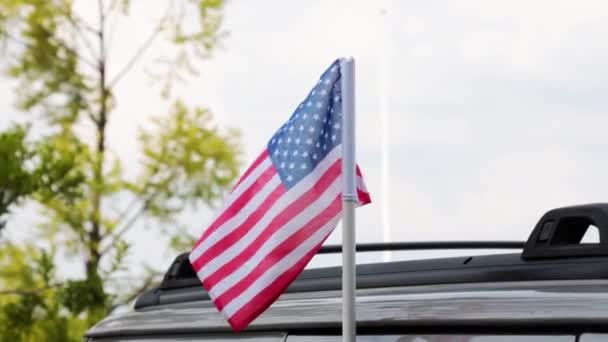 Αμερικανική Σημαία Κυματίζει Στον Άνεμο Αυτοκίνητο — Αρχείο Βίντεο