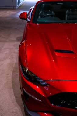 Wroclaw, Polonya, 25 Ağustos 2021 Güçlü kırmızı Ford Mustang