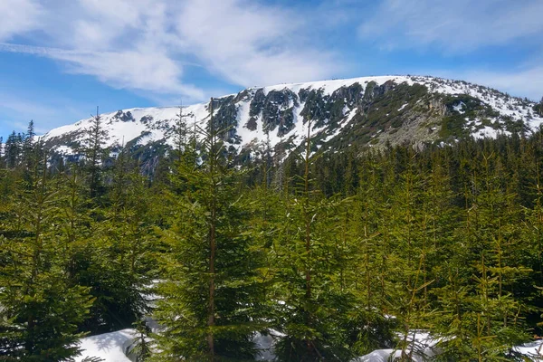 Cima Montaña Con Nieve Contra Cielo Azul —  Fotos de Stock