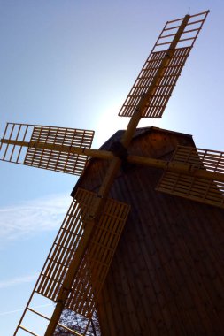 Eski değirmenin tahta kılıçlarının manzarası