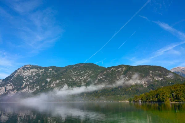 Pintoresca Vista Del Lago Montaña Niebla Sobre Lago Mañana Otoño —  Fotos de Stock