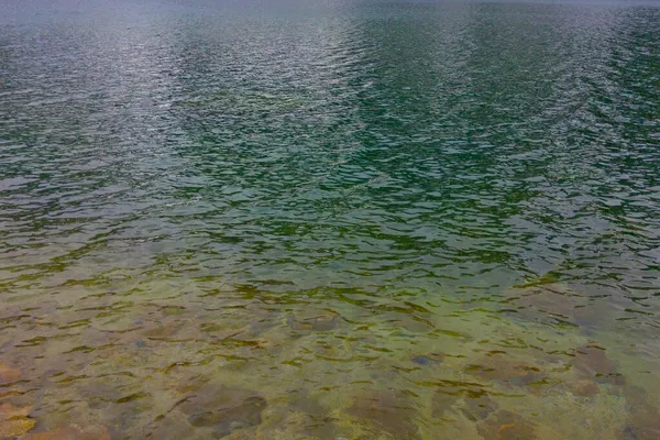 山の湖で美しいターコイズブルーの水 水の質感 — ストック写真