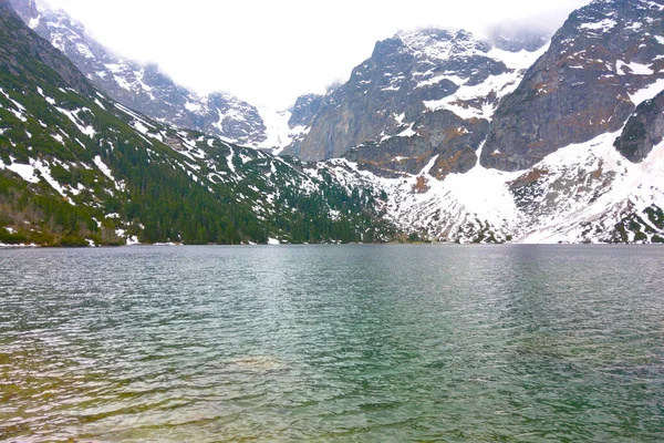 在雪山的背景下俯瞰湖景 — 图库照片