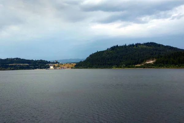 Blick Auf Den Bergsee Und Kleine Berge Einem Bewölkten Tag — Stockfoto