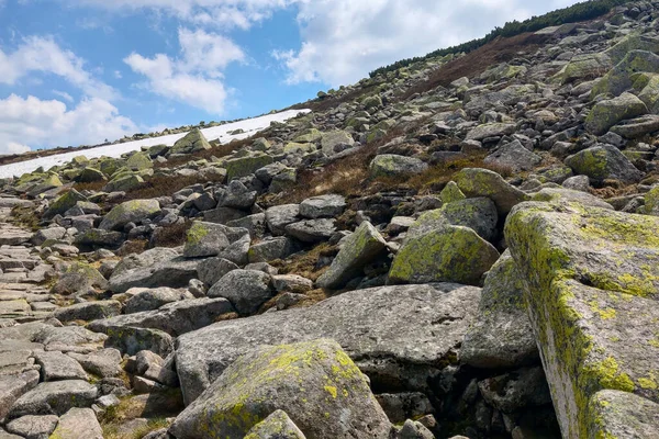 山顶上漂亮的石头 — 图库照片