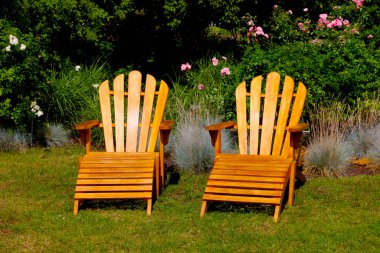 Bahçede rahatlamak için güzel ahşap sandalyeler