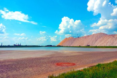Büyük atık cevheri dağları. Tuz özütü. Mineraller. Endüstri kavramı