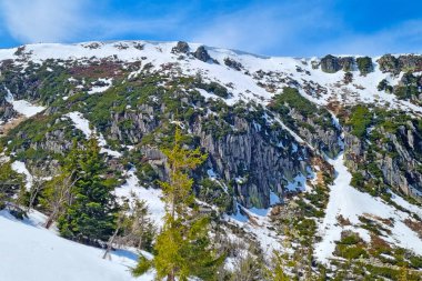 Güneşli bir günde karlı güzel resimli dağlar