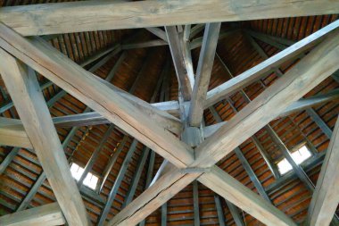 Binanın çatısının güzel eski ahşap yapısı.