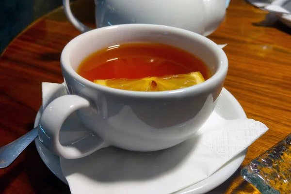 Uma Xícara Chá Preto Delicioso Forte Com Limão Café — Fotografia de Stock