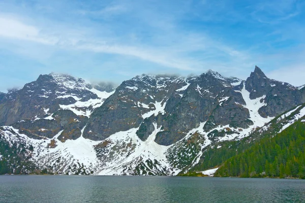 Vista Panoramica Sul Lago Sulle Montagne Innevate Una Giornata Sole — Foto Stock