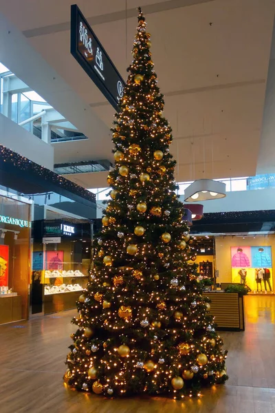 Wroclaw, Polonya, 27 Kasım 2022: Güzel parlak Noel ağacı. Noel ve Yeni Yıl başlangıcı