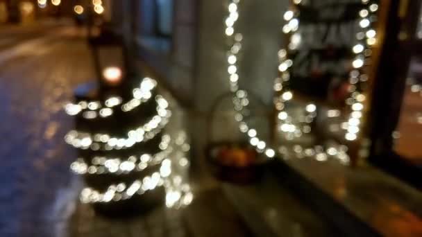 Расплывчатый Фон Фокусе Рождественская Гирлянда Будет Светиться Входе Дом Кафе — стоковое видео