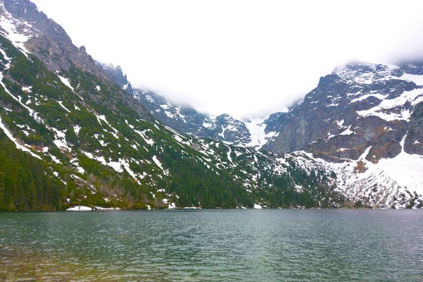 Bellissimo Lago Pittoresco Sullo Sfondo Montagne Con Neve — Foto Stock