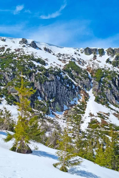 Güneşli bir günde ve mavi gökyüzünde karla kaplı dağın manzarası