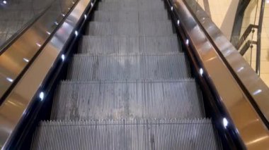 Alışveriş merkezinde ya da metroda asansör. Sağlık sorunları olan insanlar için elverişli bir araç.