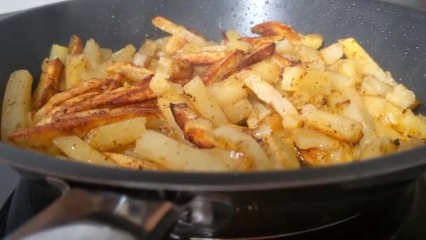 Detailní záběr kopečku se smaženými brambory. — Stock video