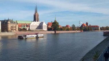 Wroclaw, Polonya, 15 Ekim 2021: Odra Nehri boyunca bir gemi hareket ediyor.
