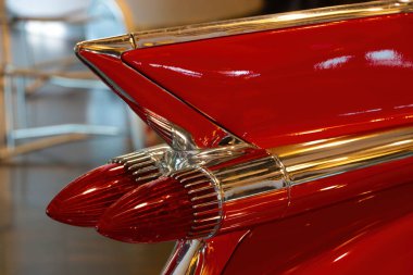 Wroclaw, Polonya, 15 Mayıs 2021: eski kırmızı bir arabanın kanadı. Araba gövdesi