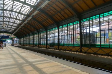 Wroclaw, Polonya, 15 Mayıs 2021: Wroclaw 'daki eski tren istasyonundaki platform
