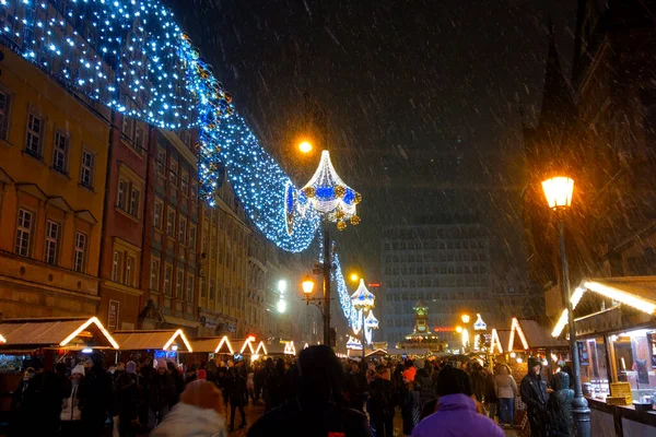 Wroclaw Polen December 2021 Kerstmarkt Het Marktplein Wroclaw Mensen Lopen — Stockfoto