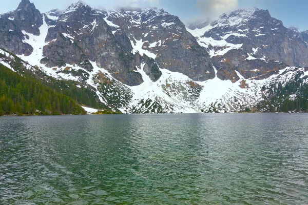 Lago Pitoresco Contra Pano Fundo Das Montanhas Com Neve — Fotografia de Stock