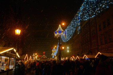 Wroclaw, Polonya, 28 Kasım 2021 Noel Fuarı. İnsanlar meydanda yürüyor. Yeni yıla hazırlanıyorduk. Şenlik havası