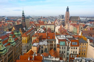 Wroclaw, Polonya, 15 Ekim 2021: Wroclaw şehrinin eski bölümündeki bir dronun fotoğrafı. Şehrin en yüksek noktasından bak. Güzel eski Wroclaw kasabası