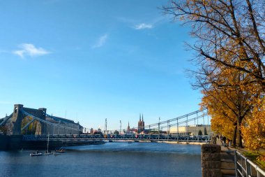 Wroclaw, Polonya, 15 Ekim 2021: Wroclaw 'daki Odra Nehri üzerindeki güzel eski köprü