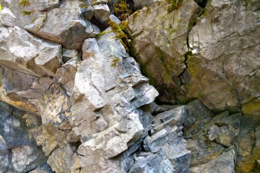 Dağ geçidi. Doğanın arka planı, eski dağ. Taşın dokusu.