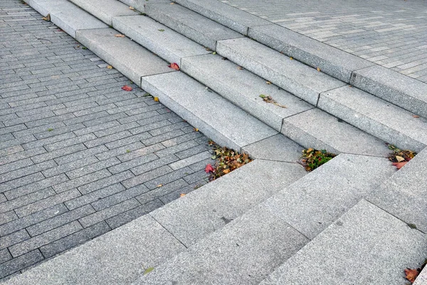 Fundo Dos Azulejos Pedestres Cidade Praça Com Folhas Caídas — Fotografia de Stock