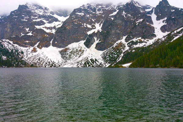 Lago Montagna Una Mattina Nebbiosa Montagne Sono Coperte Neve Una — Foto Stock