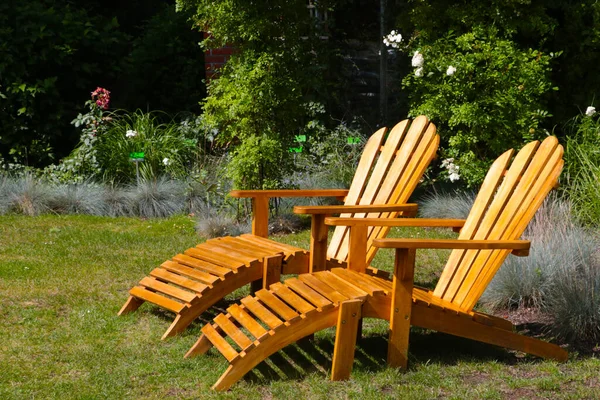 Tumbonas Madera Parque Para Relajarse Relájate Relajación Útil Jardín — Foto de Stock