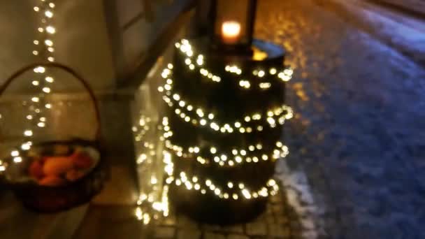 Φωτεινά Φώτα Του Διακοσμημένου Χριστουγεννιάτικου Δέντρου Και Είσοδος Του Καφενείου — Αρχείο Βίντεο