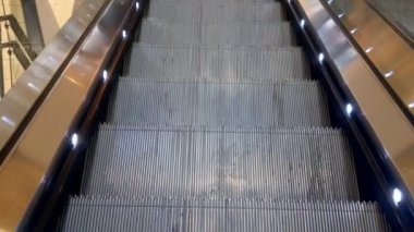 Alışveriş merkezinde ya da metroda yürüyen merdivenin hareketi. Modern teknolojiler