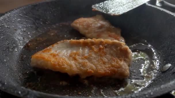 Cocinar Pescado Una Sartén Comida Casera Deliciosa — Vídeo de stock
