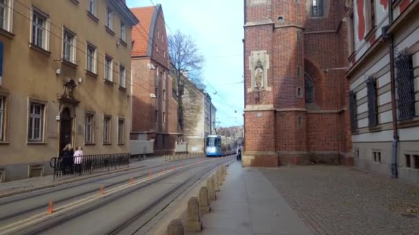 ポーランドのヴロツワフ 2021年11月15日 市内の高速かつ環境に優しい交通機関 トラム 街の古いと美しい通り — ストック動画