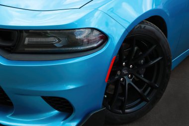 Wroclaw, Polonya, 21 Ağustos 2021: Hızlı bir arabanın önünde güzel bir mavi