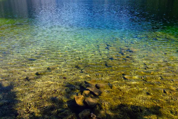 Bela Água Clara Brilhante Lago Montanha Fundo — Fotografia de Stock